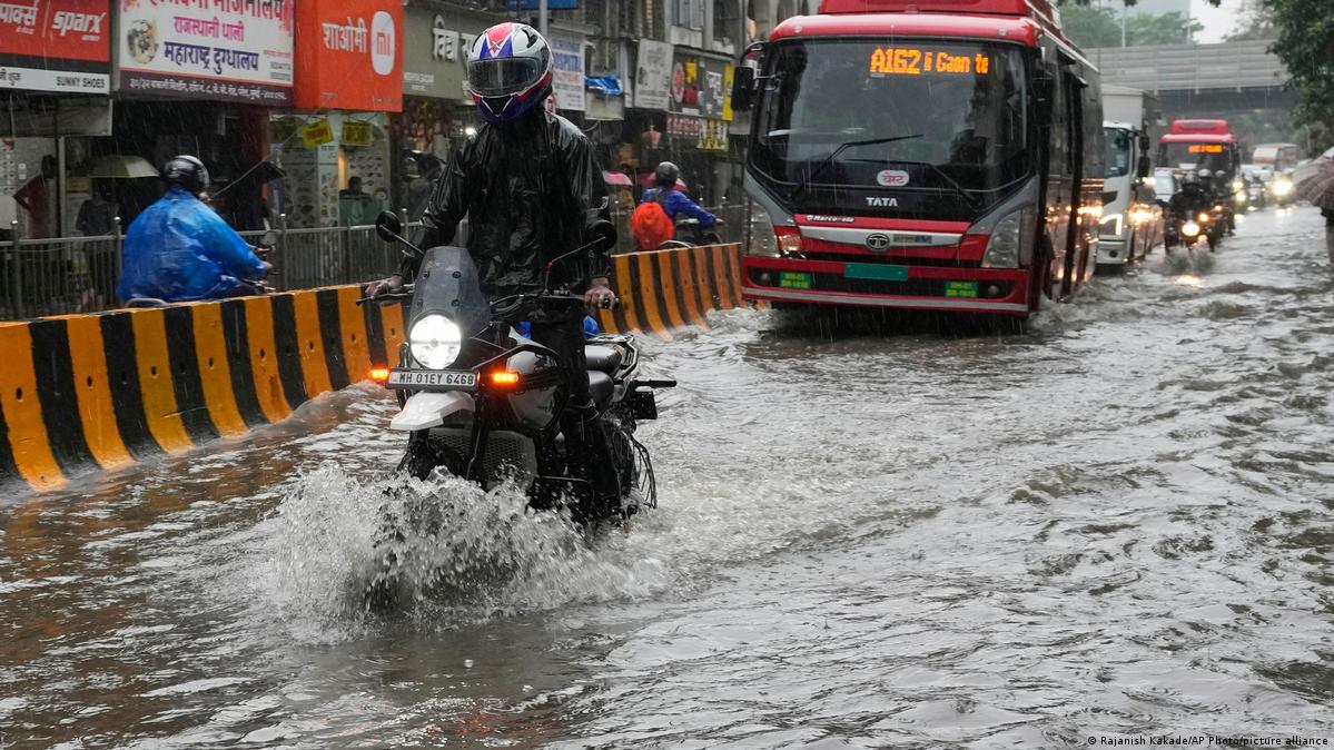 India: Monsoon rains bring floods, chaos to Mumbai