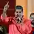 Maduro dando un discurso alzando el dedo índice de su mano derecha.
