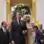 El presidente de Francia, Emmanuel Macron (c), y su esposa, Brigitte Macron, ya de su brazo, en una ceremonia en el monumento a los héroes y mártires nacionales en Hánoi, este lunes.