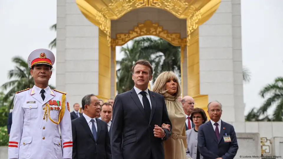 Macron denies 'domestic dispute' after wife's face push – DW – 05/26/2025