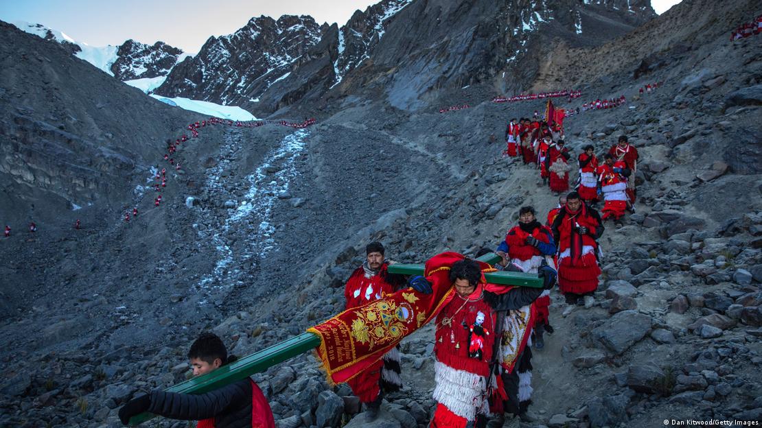 Peru Ocongate 2018 | Pablitos tragen Kreuz nach Zeremonie beim Qoyllur Rit'i Festival