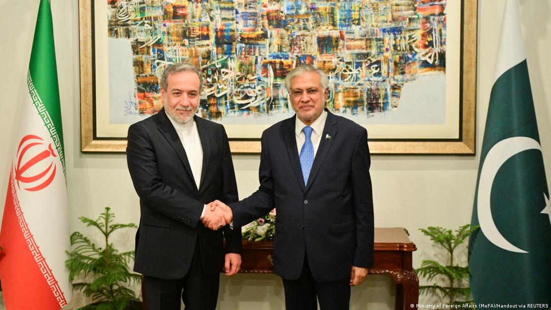 پاکستانی وزیر خارجہ اسحاق ڈار ایرانی ہم منصب عباس عراقچی کے ساتھ