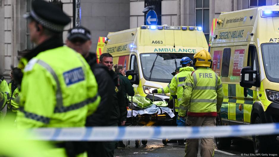 Car drives into pedestrians at Liverpool victory parade – DW – 05/26/2025