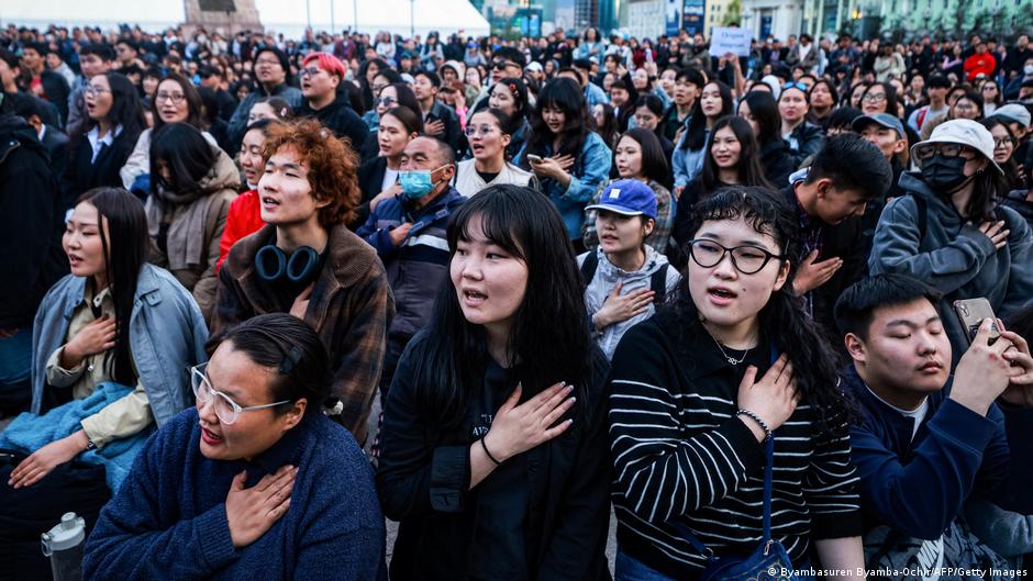 manifestantes exigen dimisión del primer ministro – DW – 27/05/2025