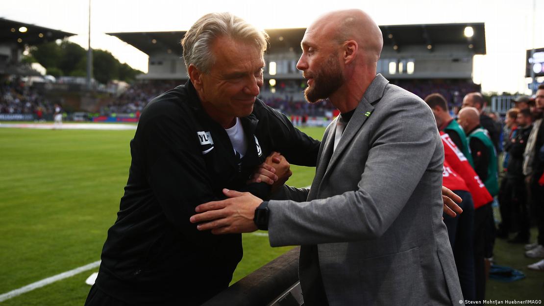 Shakehands zwischen Elversbergs Trainer Horst Steffen und Sportdirektor Nils-Ole Book