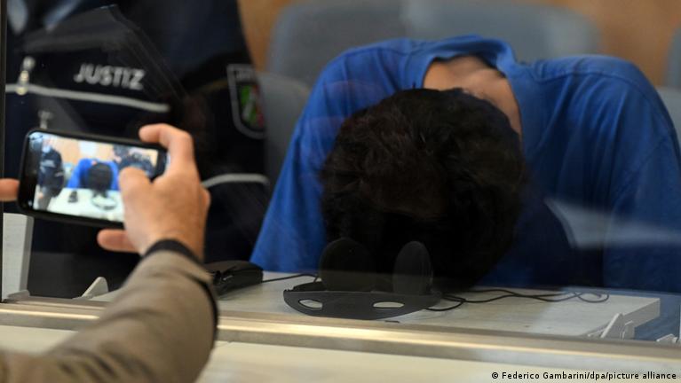 Syrian man pleads guilty to Solingen knife attack – DW – 05/27/2025