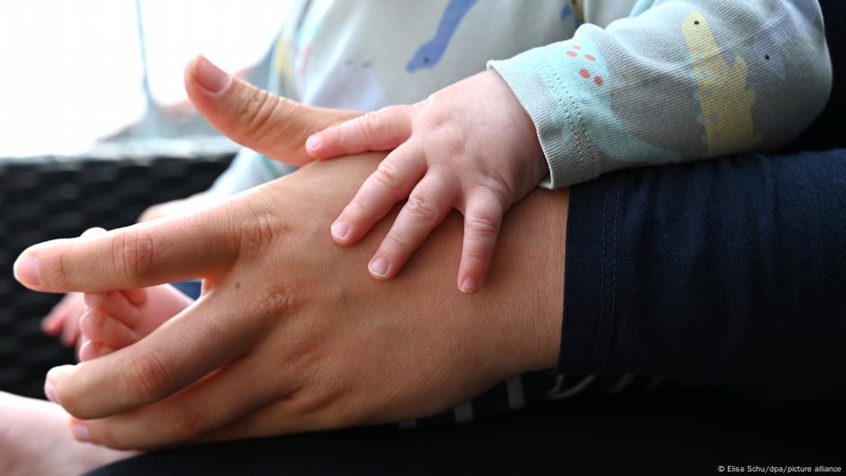 Parenthood in Europe: Less life satisfaction, more meaning – DW – 06/01/2025