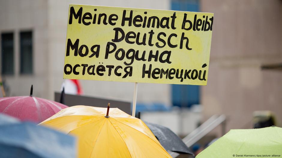 Moja domovina ostaje nemačka - piše na transparentu. Udruženje, uglavnom ruskih Nemaca koje se zove Bezbedna domovina u Nirnbergu 2016. organizovalo je protest.