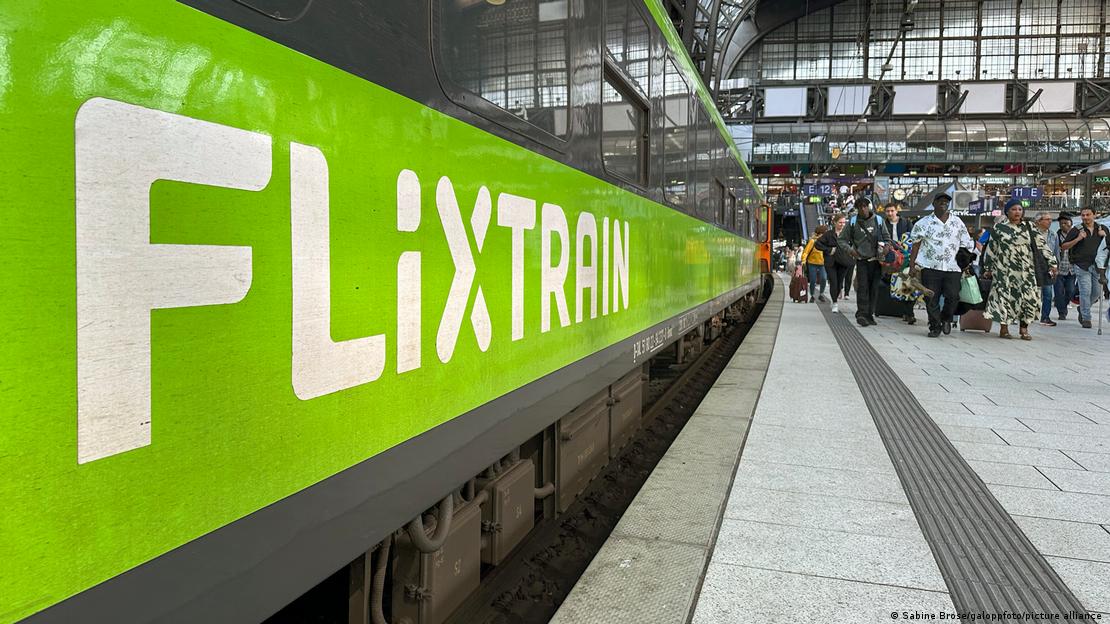 Deutschland Hamburg | Flixtrain-Waggon und Reisende auf Bahnsteig
