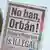 Cartaz diz "No ban, Orbán"

