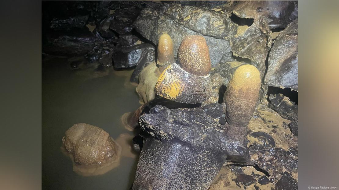 La espeleóloga Yekaterina Katiya Pavlova proporcionó al INAH el registro fotográfico que realizó de los objetos in situ para fines de investigación y divulgación.