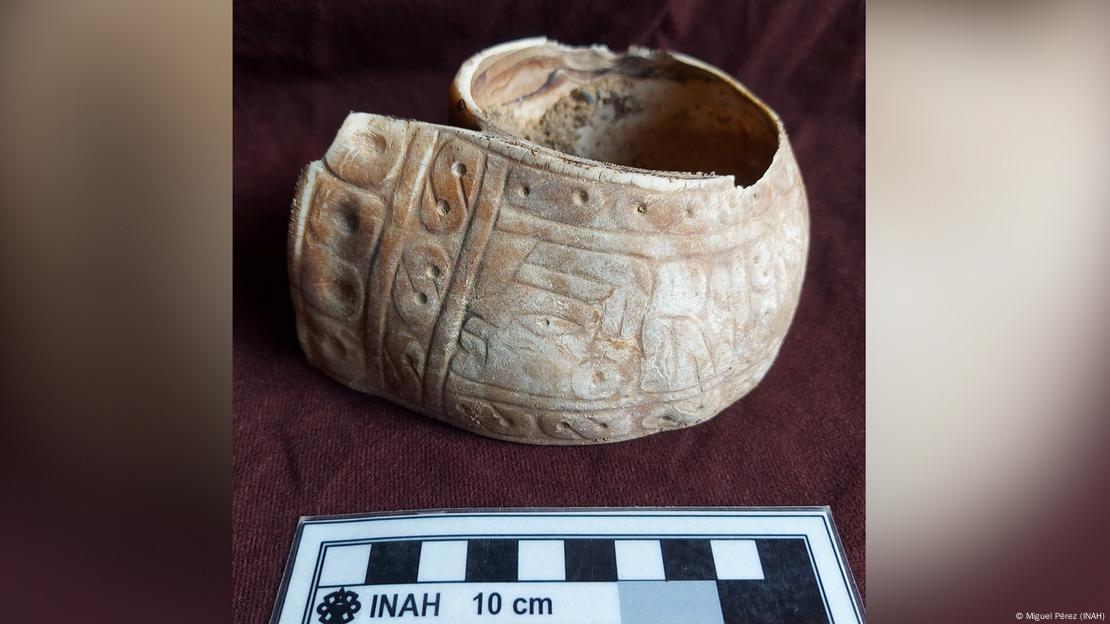 Los brazaletes de concha presentan intrincados grabados antropomorfos con rostros de perfil que podrían representar deidades prehispánicas. Foto: CINAH Guerrero.