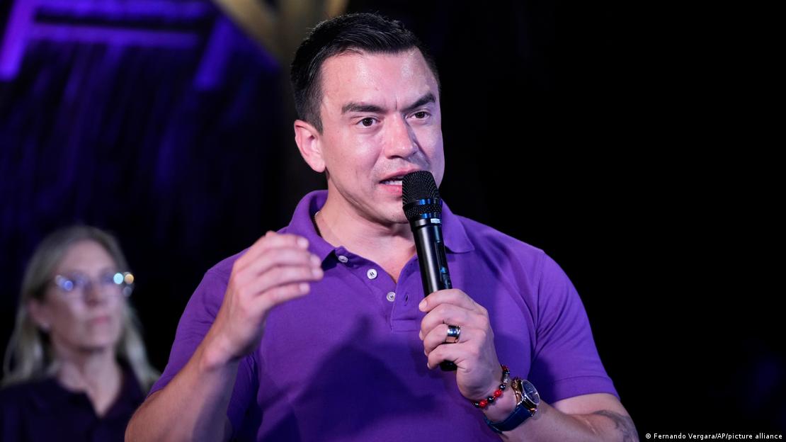Presidente equatoriano Daniel Noboa fala em um microfone