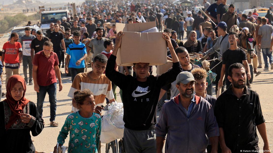 Palestinos caminan a nuevo centro de entrega de ayuda humanitaria.