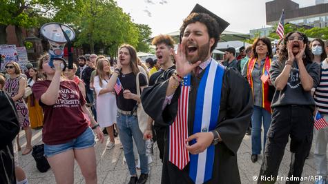 Harvard Üniversitesi'nde öğrenciler Trump'ın politikalarını protesto eylemi düzenlerken