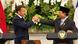 Prabowo dan Macron berjabat tangan Prabowo dan Macron berjabat tangan