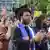 Estudiantes aplauden en protesta por medidas gobierno Trump.