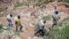 Des mineurs portent des sacs sur leurs épaules dans la mine de coltan de Rubaya. Des mineurs portent des sacs sur leurs épaules dans la mine de coltan de Rubaya.