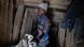 Un homme travaille dans une mine de coltan Un homme travaille dans une mine de coltan