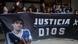Una imágen de archivo muestra a fanáticos del fallecido astro del fútbol Diego Maradona, que sostienen una pancarta exigiendo justicia, frente al tribunal donde los miembros del equipo médico que atendió al exfutbolista son juzgados por presunto homicidio por negligencia, en San Isidro, en las afueras de Buenos Aires, Argentina. (Archvo 11.03.2025) Una imágen de archivo muestra a fanáticos del fallecido astro del fútbol Diego Maradona, que sostienen una pancarta exigiendo justicia, frente al tribunal donde los miembros del equipo médico que atendió al exfutbolista son juzgados por presunto homicidio por negligencia, en San Isidro, en las afueras de Buenos Aires, Argentina. (Archvo 11.03.2025)