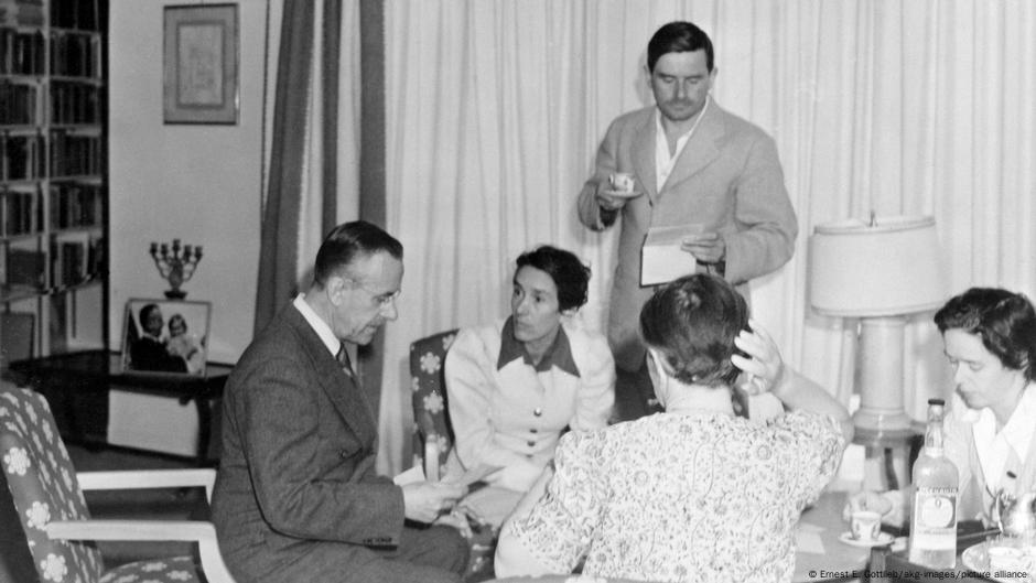 Manovi u Kaliforniji 1940: Tomas, Katja (s leđa) Monika (sasvim desno), Golo i Erika Man.