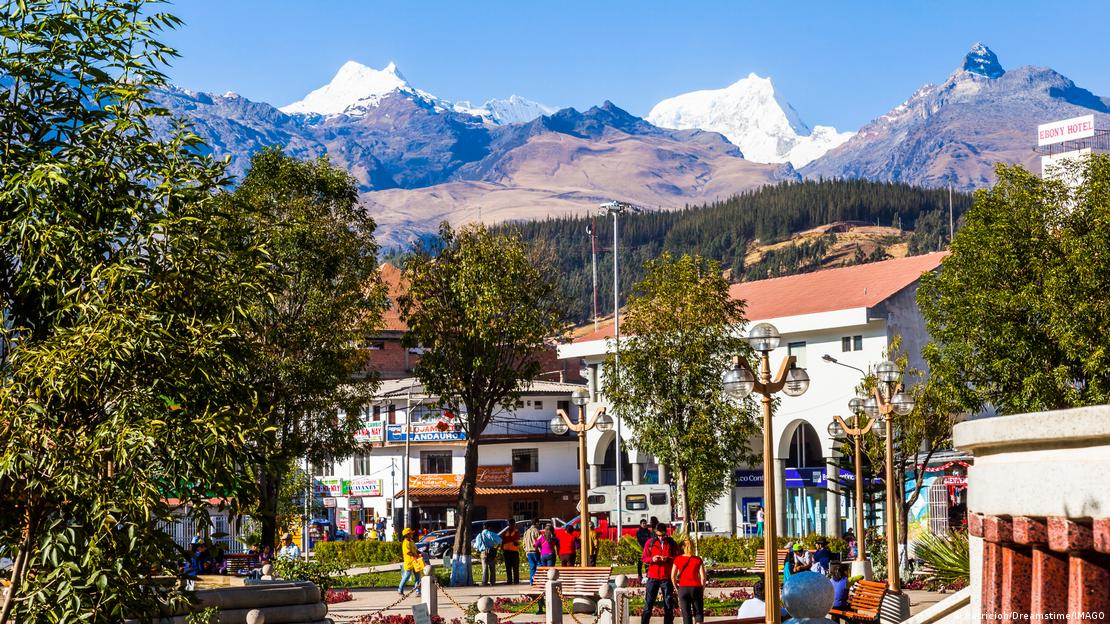 Peru Huaraz 2012 | Zentraler Platz mit Blick auf Cordillera Blanca