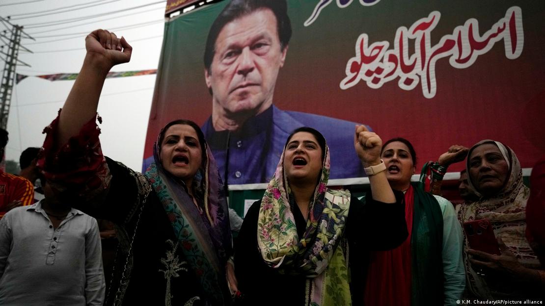 پاکستان کے شہر لاہور میں 5 نومبر 2022 کو سابق وزیراعظم عمران خان کی جماعت پاکستان تحریکِ انصاف کے حامی اپنے رہنما کے قافلے پر فائرنگ کے واقعے کے خلاف احتجاج کے دوران نعرے لگا رہے ہیں پاکستان کے شہر لاہور میں 5 نومبر 2022 کو سابق وزیراعظم عمران خان کی جماعت پاکستان تحریکِ انصاف کے حامی اپنے رہنما کے قافلے پر فائرنگ کے واقعے کے خلاف احتجاج کے دوران نعرے لگا رہے ہیں