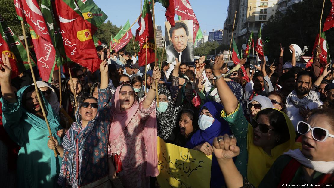  پی ٹی آئی کے کارکن احتجاج کرتے ہوئے۔