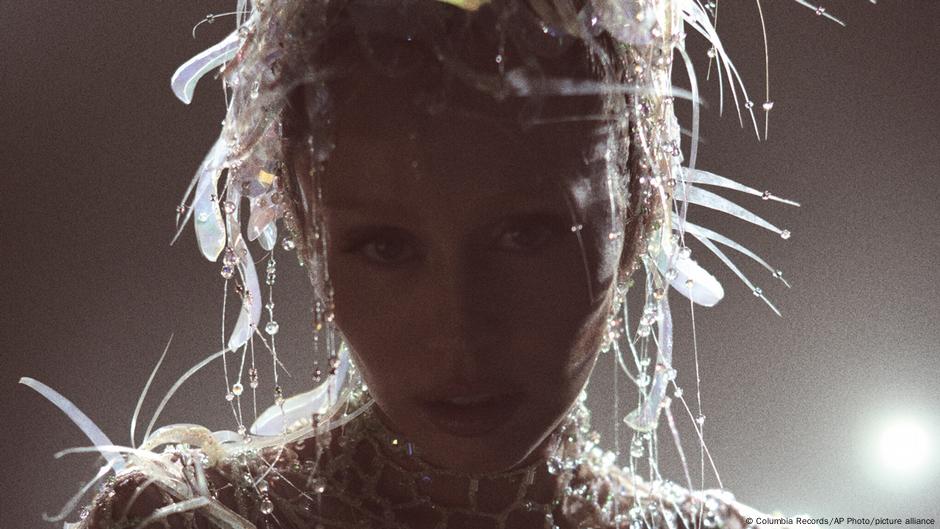 Miley Cyrus estrena nuevo álbum por sorpresa en TikTok – DW – 28/05/2025