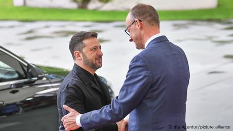Wolodymyr Selenskyj reist nach Berlin, um dort zusammen mit Friedrich Merz an einer Videokonferenz mit anderen Staatschefs teilzunehmen.