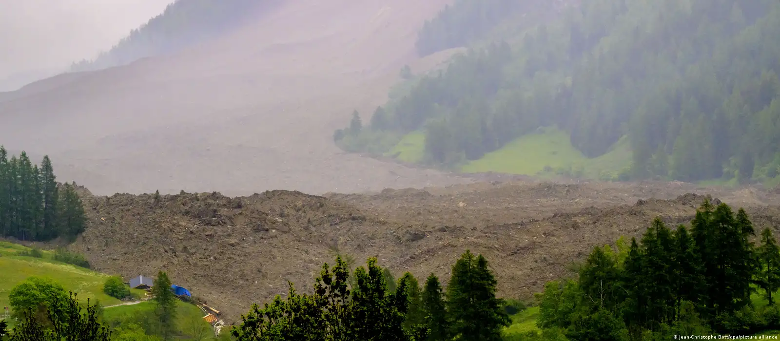Death toll from Sri Lanka landslides and floods rises to 69, image size:1600x700