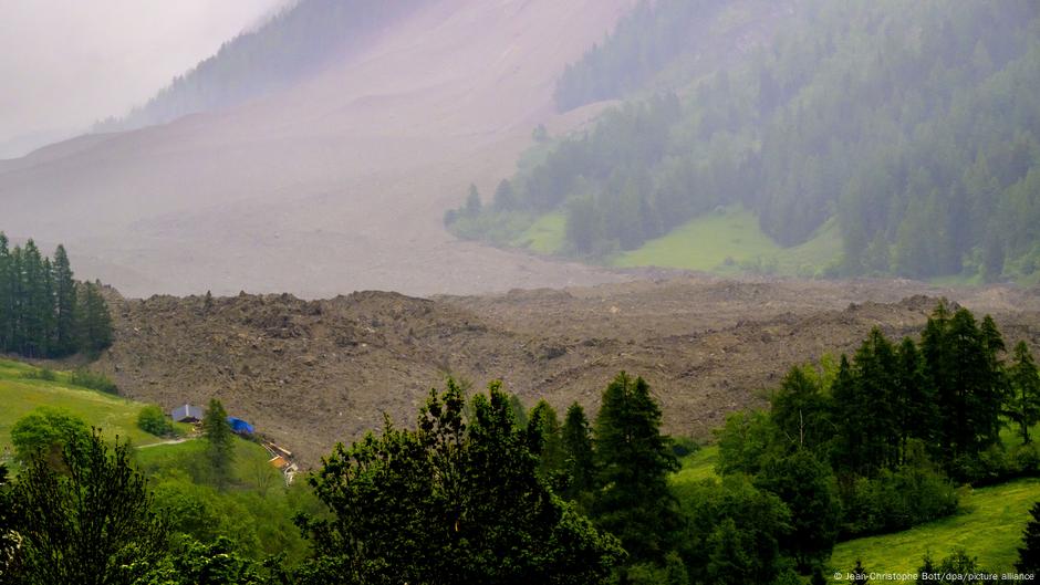Swiss village engulfed by landslide, 1 person missing – DW – 05/28/2025