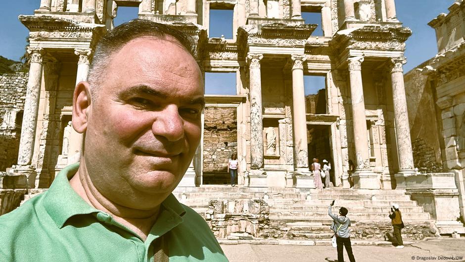 Dragoslav Dedović ispred Celsusove biblioteke