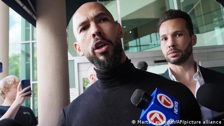 Andrew (l.) und Tristan Tate bei ihrer Ankunft in Florida im Februar 2025