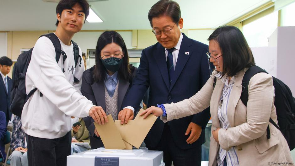 South Koreans hope snap election will end political turmoil  – DW – 06/02/2025