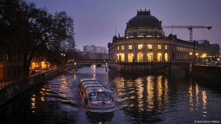 Museo Bode en la Isla de los Museos, a orillas del río Spree, en Berlín. Museo Bode en la Isla de los Museos, a orillas del río Spree, en Berlín.