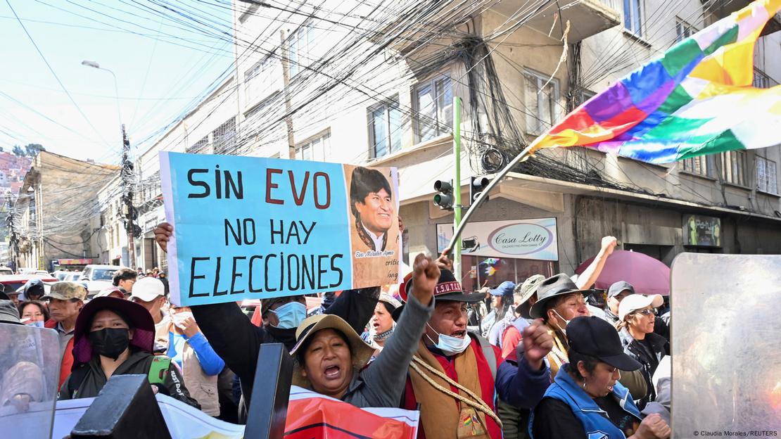 Simpatizantes de Evo Morales se manifiestan en Bolivia con un cartel con su foto, en el que se lee: "Sin Evo no hay elecciones". Simpatizantes de Evo Morales se manifiestan en Bolivia con un cartel con su foto, en el que se lee: "Sin Evo no hay elecciones".
