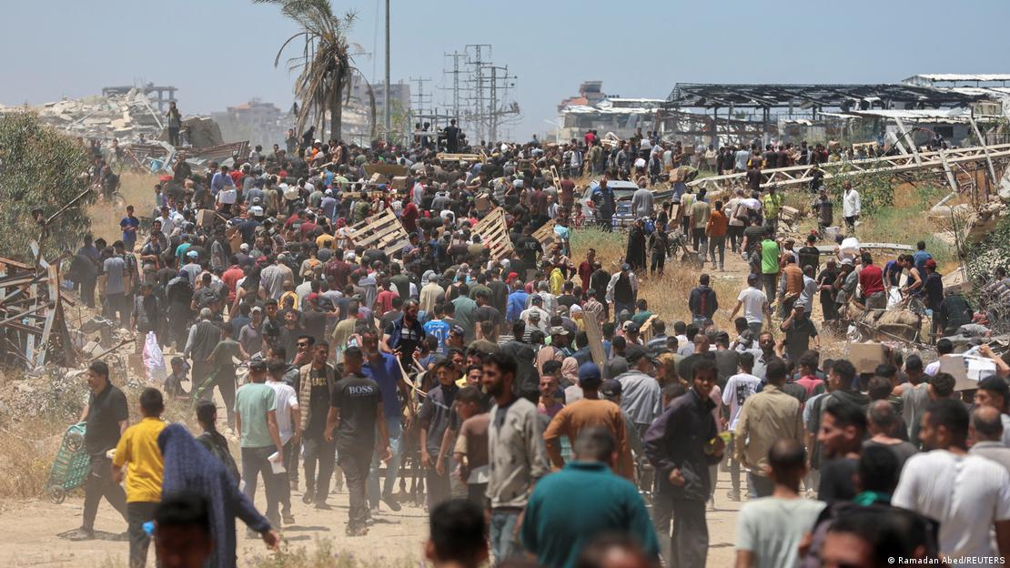 Multidão anda em busca de ajuda