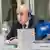 Der georgische Oppositionspolitiker Nika Melija mit Kopfhörer in einer Sitzung (Archivbild, Porträtaufnahme)