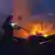 Un bombero apaga un incendio causado por un ataque ruso en Sumi.
