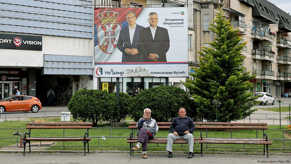 Slogan SNS-a „Ne damo Srbiju“ na bilbordu u centru Zaječara neko je prepravio u „Ne damo Jadar“ – a ime Aleksandra Vučića je precrtao