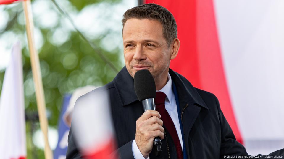 Rafal Trzaskowski flet gjatë një tubimi zgjedhor më 29 maj 2025