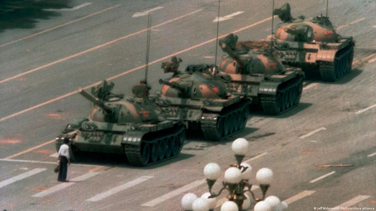 在六四民主运动三十七周年纪念日，时事评论作家长平写下这篇评论文章。图为在长安街只身阻挡坦克车队的男子，”坦克人“在过去数十年里成为了和平抗议、民间力量和勇气的一个象征。
