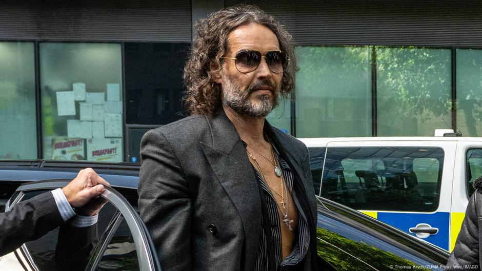 Britain: Comedian Russell Brand pleads not guilty to rape – DW – 05/30/2025