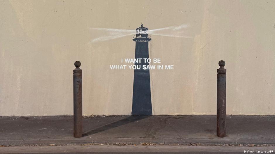 Banksy regresa con obra de misterioso faro y emotiva frase – DW – 30/05/2025