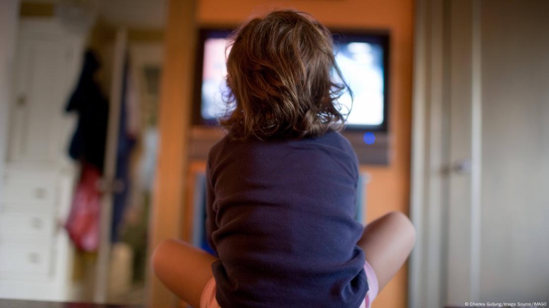 Un niño frente a una televisión. Un niño frente a una televisión.
