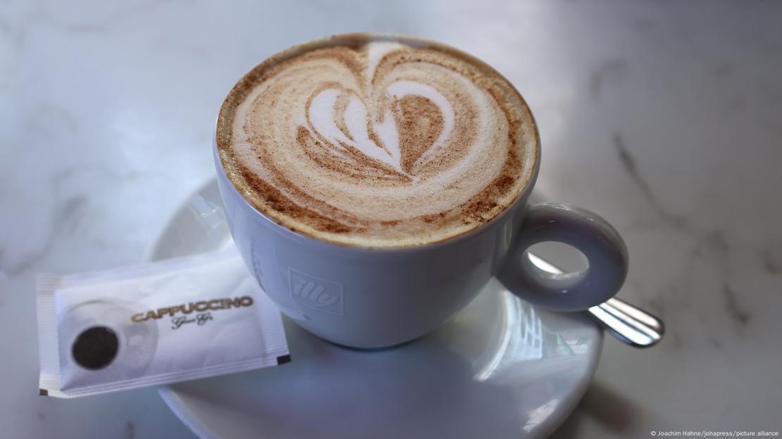 Una taza de capuchino. Una taza de capuchino.