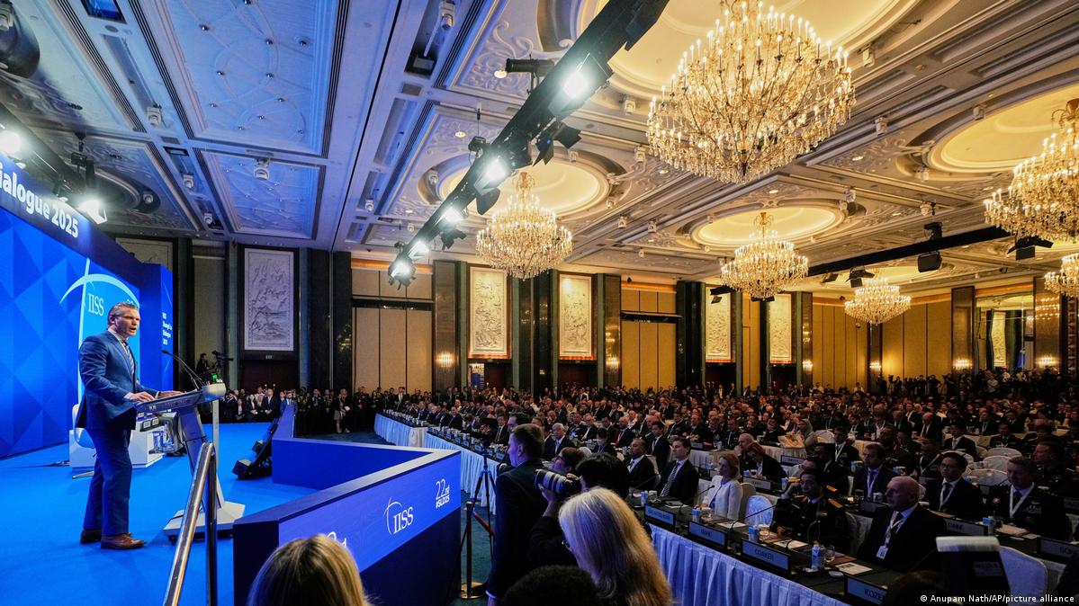 图为美国防长在香格里拉对话会上发表演讲

