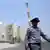 Ein Sicherheitsbeamter steht vor dem Atomkraftwerk in Buschehr im Iran (Archivfoto)