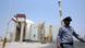 Un guardia de seguridad iraní camina frente a la central nuclear de Bushehr,. (Imagen de archivo)